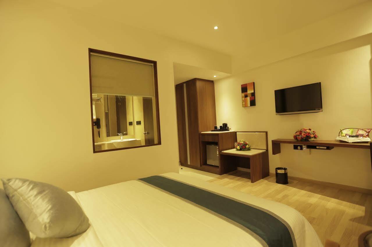 Park Connect Hotel Kochi Bagian luar foto
