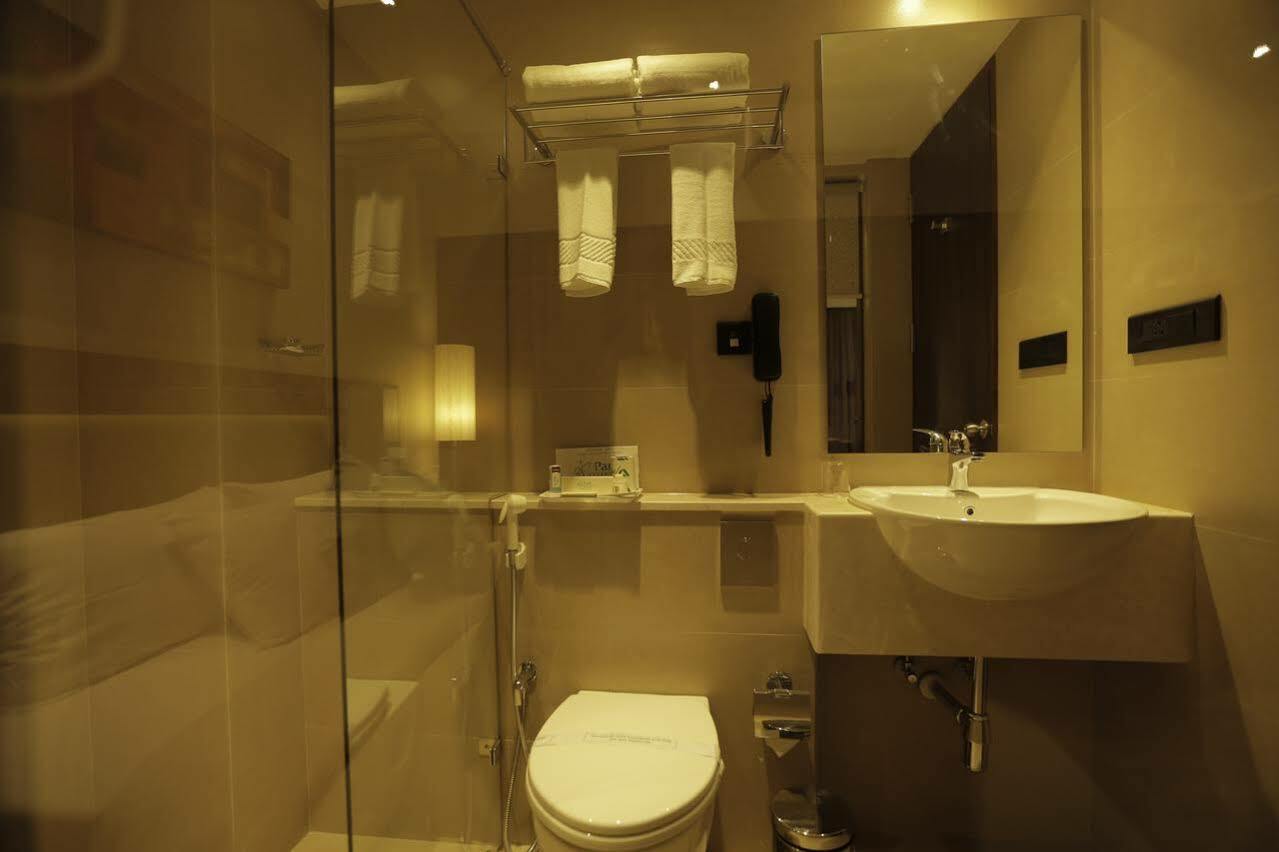 Park Connect Hotel Kochi Bagian luar foto