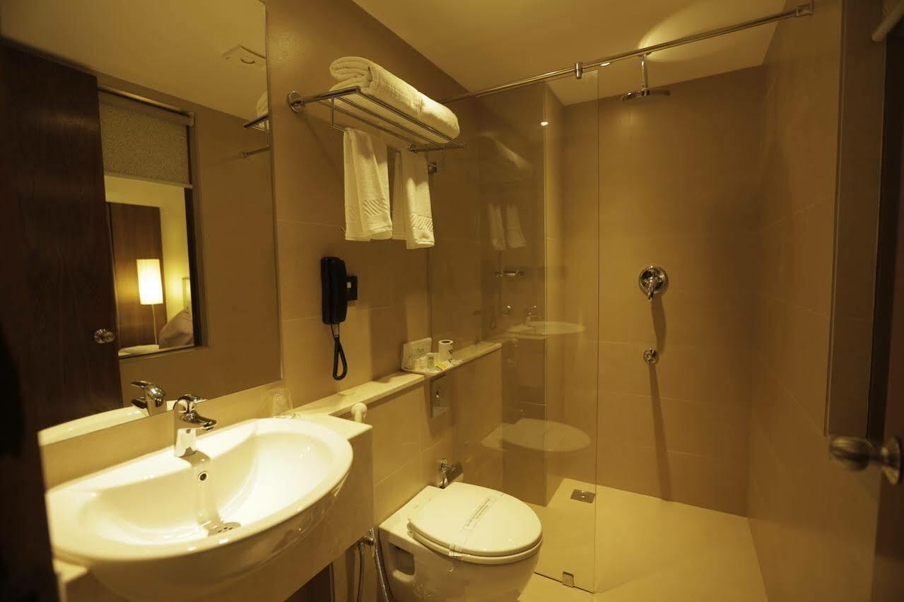 Park Connect Hotel Kochi Bagian luar foto